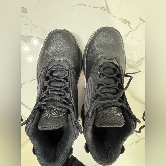 JORDAN MAX AURA 4 (GS) BLACK / ANTHRACITE-BLACK DQ8404 001 Youth size 4.5 - Picture 4 of 8